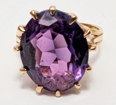 BAGUE en or rose 750‰ ornée d'une améthyste de taille ovale.