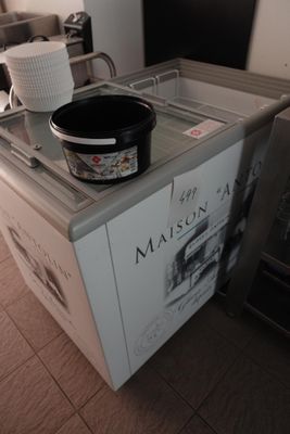 une image d'une cuisine avec une cuisinière et un lave-vaisselle
