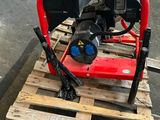 un petit moteur posé sur une palette dans un parking