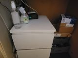 une commode blanche dans une petite pièce