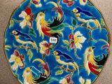 une image représentant une assiette bleue ornée d'oiseaux et de fleurs