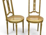 une paire de chaises dorées avec des assises en rotin et une assise en rotin