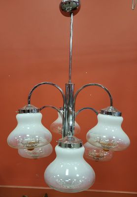 un lustre auquel sont suspendues cinq lampes