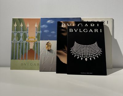 trois livres posés sur une table, sur fond blanc, avec une couverture noire