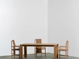 une image représentant une pièce avec une table et des chaises