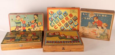trois petites boîtes en bois sont alignées sur une surface blanche