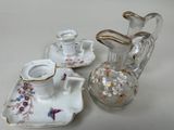 un pichet en verre et deux tasses posés sur un plateau