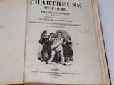 un livre ouvert sur lequel figure l'image d'un homme tenant un bébé dans ses bras