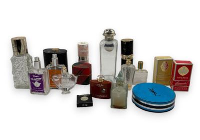 de nombreux flacons de parfum de différents types posés sur une surface blanche