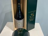 une bouteille de vin dans un coffret en bois sur une table