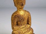 une image représentant une statue de Bouddha assis sur une surface blanche