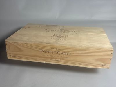 un gros plan sur une boîte en bois contenant une bouteille de vin
