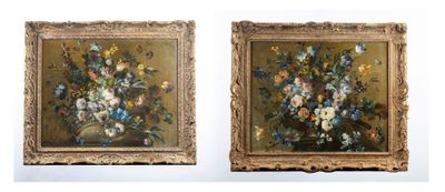 deux tableaux représentant des fleurs dans un vase sur fond doré