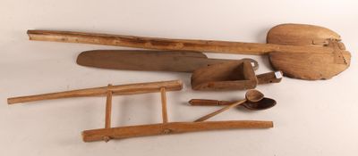 un grand nombre d'outils posés sur la table