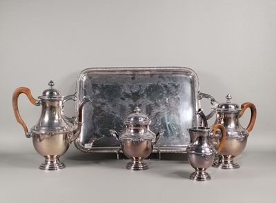 un plateau en argent sur lequel se trouve un ensemble d'objets en argent