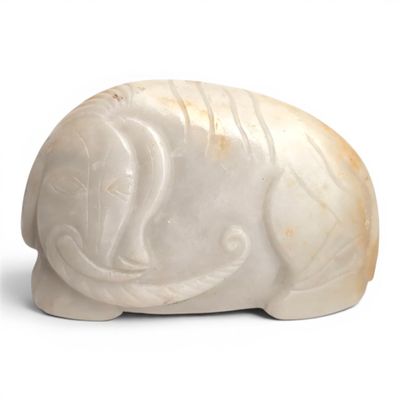 sculpture en marbre représentant un éléphant assis sur une surface blanche