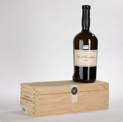 une bouteille de vin posée sur une caisse en bois