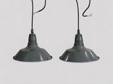une paire de suspensions de style industriel suspendues au plafond