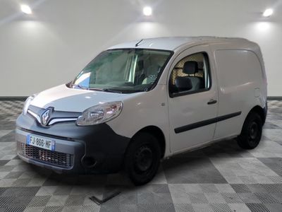 la photo d'une camionnette blanche garée dans une pièce