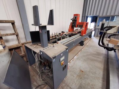 une image d'une machine dans un entrepôt