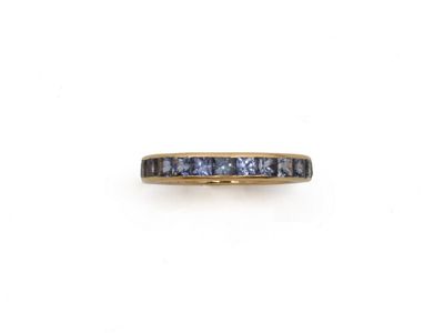 une bague en or jaune sertie de saphirs bleus
