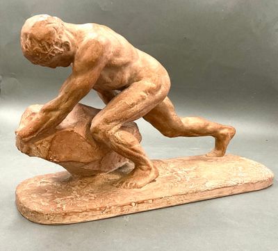 statue d'un homme sur une planche de surf, avec un rocher au premier plan