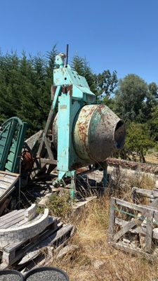 une bétonnière au milieu d'un champ