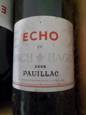 une bouteille de vin posée sur une étagère à côté d'une bouteille de vin