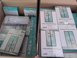 une boîte remplie d'appareils électroniques qui se trouvent dans la boîte