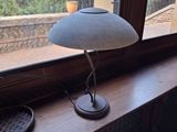 une lampe posée sur le rebord d'une fenêtre