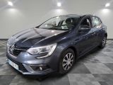 la voiture grise est garée sur le sol en damier d'un garage