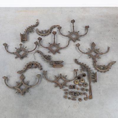 Ensemble d'appliques murales en fonte de style néo-gothique,…