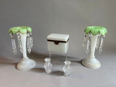 trois vases en verre et une boîte posés sur une table