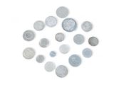 de nombreuses pièces disposées en cercle sur une surface blanche
