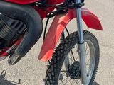 une moto rouge garée sur le bord de la route