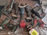 un grand nombre d'outils posés sur une table