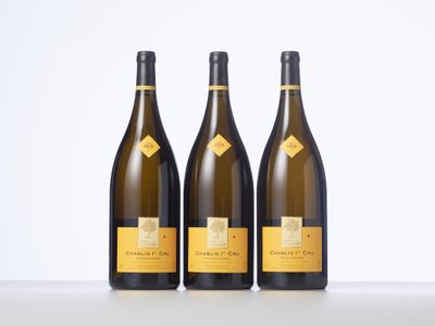 trois bouteilles de champagne posées sur une table