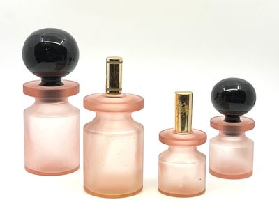 Nécessaire de toilette en verre teinté rose et noir comprenant 2 flaco