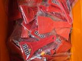 une boîte jaune remplie d'un tas d'objets rouges