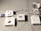 Plusieurs appareils électroniques sont posés sur une table devant un fond noir.