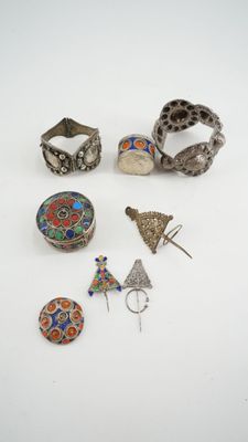 Un lot de deux boites émaillées Afrique du Nord, 2 bracelets… - Photo 1