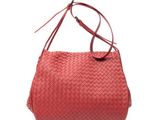 un sac tissé rouge sur fond blanc