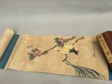un rouleau de papier avec un oiseau dessiné dessus, à côté d'un autre rouleau de papier