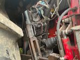 un tracteur qui est garé tout seul dans l'herbe