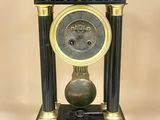 une horloge noire et or posée sur une table