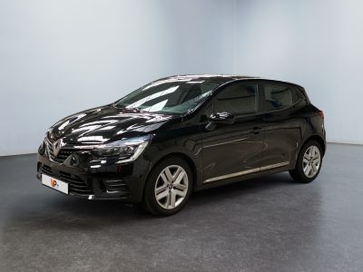 Une voiture noire est garée dans une pièce aux murs blancs.
