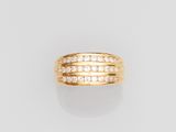 une bague en or sertie de diamants
