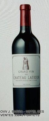 une photo d'une bouteille de vin posée sur une table
