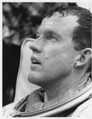 une vieille photo en noir et blanc d'un homme en combinaison spatiale