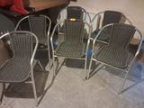 quatre chaises sont alignées en rangée sur un sol carrelé
